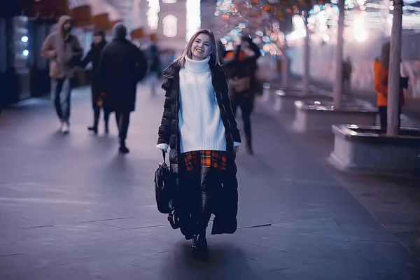 一个女人的肖像白色毛衣冬天 季节性的城外城市走在傍晚的城市 — 图库照片