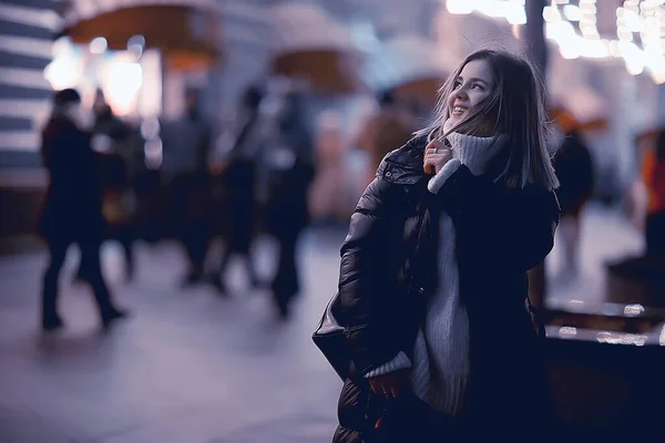 Jul Shopping Flicka Stad Ung Modell Kväll Gåva Shopping Säsongsöppen — Stockfoto