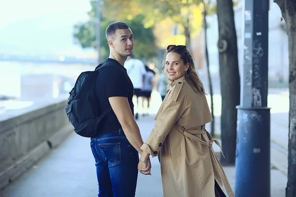 Par Kärlek Våren Promenad Pojke Och Flicka Stadsresor Säsongsbetonade Utseende — Stockfoto