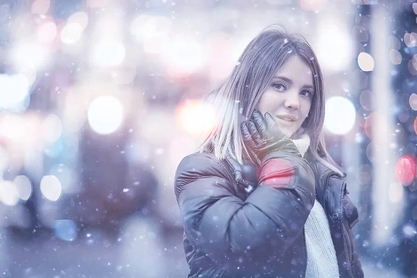 Снегопад Женщина Город Рождество Улице Городской Портрет Снегопад Молодая Модель — стоковое фото