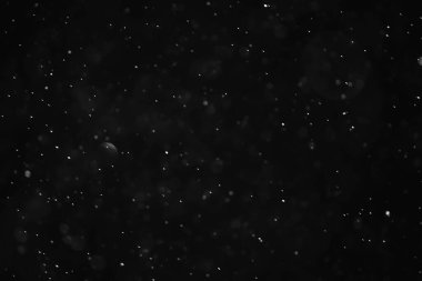 Kar siyah arkaplan soyut dokusu, gökyüzüne düşen kar taneleri