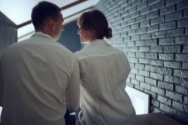 Arkadan bakınca birbirine aşık çift, kadın ve erkek ilişkisi kavramı