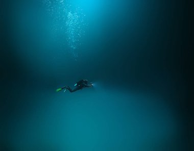 Cenote Angelita, Meksika, mağara dalışı, sualtı macerası, deniz altı sisi altındaki manzara.