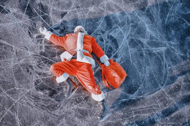 Noel Baba gölün buzunda kayıyor, kayıyor, yatıyor, Noel Baba eziği.