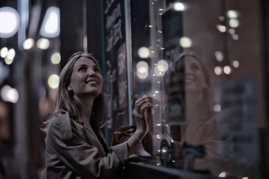 Avrupa 'ya bahar gezisi için eski bir kasabadaki ceketli kız.