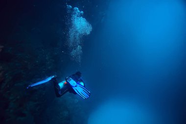 Cenote Angelita, Meksika, mağara dalışı, sualtı macerası, deniz altı sisi altındaki manzara.