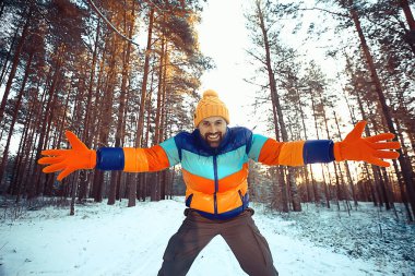Mutlu adam kış ormanı el sallıyor, kış manzarası, ekstrem spor turizmi