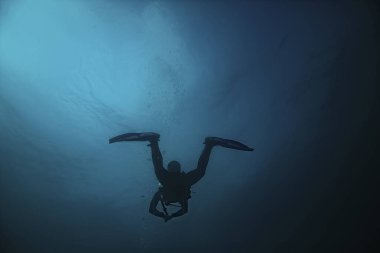 Sualtı dalgıcı olağandışı manzara, konsept derinlik, denize dalma