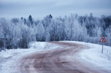Kış yolu manzarası, güzel karlı bir yol manzarası.