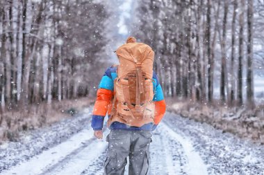 Turist, kışın arkadan manzara, doğa manzarası, kış mevsiminin dışından manzara.