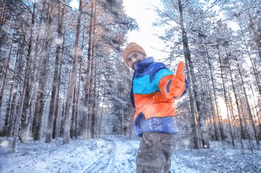 Mutlu adam kış ormanı el sallıyor, kış manzarası, ekstrem spor turizmi