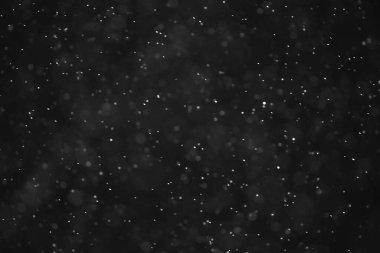Kar siyah arkaplan soyut dokusu, gökyüzüne düşen kar taneleri