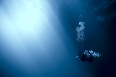 Cenote Angelita, Meksika, mağara dalışı, sualtı macerası, deniz altı sisi altındaki manzara.