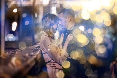 Bahar yürüyüşü yapan çift, erkek ve kız, şehir seyahati sezonluk görünüş