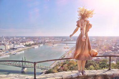 Budapeşte yaz kızı, Macaristan 'ın başkenti, Tuna Köprüsü, Gelert Tepesi panoramik manzarası