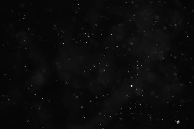 Kar siyah arkaplan soyut dokusu, gökyüzüne düşen kar taneleri