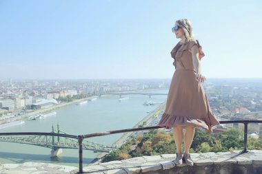 Budapeşte yaz kızı, Macaristan 'ın başkenti, Tuna Köprüsü, Gelert Tepesi panoramik manzarası