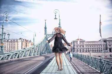 Budapeşte yaz kızı, Macaristan 'ın başkenti, Tuna Köprüsü, Gelert Tepesi panoramik manzarası