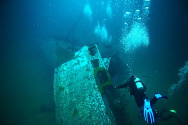 Gemi enkazı dalış arazisi suyun altında, eski gemi dipte, hazine avı