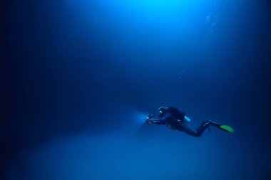 Cenote Angelita, Meksika, mağara dalışı, sualtı macerası, deniz altı sisi altındaki manzara.