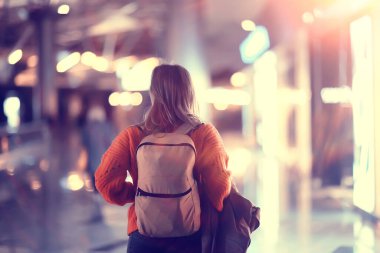 İstasyonda sırt çantalı turist kız, bahar gezisi.