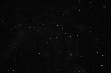 Kar siyah arkaplan soyut dokusu, gökyüzüne düşen kar taneleri