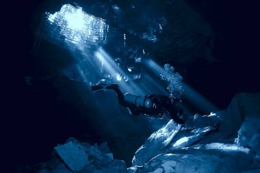 Yucatan Cenote 'nin sualtı mağarası, yer altındaki sarkıtların karanlık manzarası, dalgıç