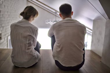 Arkadan bakınca birbirine aşık çift, kadın ve erkek ilişkisi kavramı