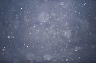mavi kar yağışı bokeh arkaplanı, soyut kar tanesi arkaplanı bulanık mavi