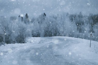 Kış yolu manzarası, güzel karlı bir yol manzarası.