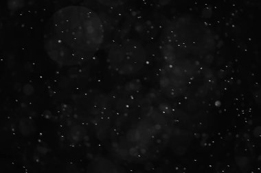 Kar siyah arkaplan soyut dokusu, gökyüzüne düşen kar taneleri