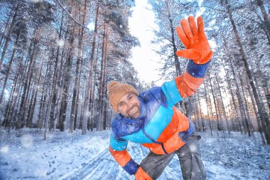Mutlu adam kış ormanı el sallıyor, kış manzarası, ekstrem spor turizmi