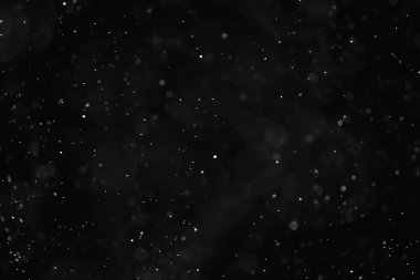 Kar siyah arkaplan soyut dokusu, gökyüzüne düşen kar taneleri