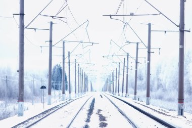 Kış demiryolu manzarası, demiryolu raylarının ve kabloların manzarası, kış teslimatı...