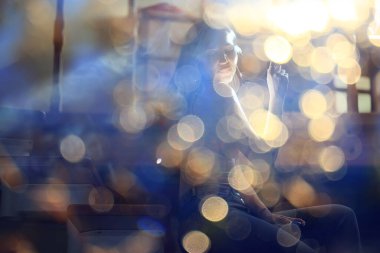 Güzel Bokeh 'i olan bir kızın bahar portresi. Yürüyüşe çıkmış güzel bir kadın.