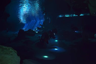 Cenote Angelita, Meksika, mağara dalışı, sualtı macerası, deniz altı sisi altındaki manzara.