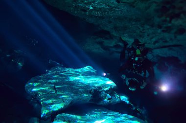 Cenotes 'a dalış, Meksika' ya, tehlikeli mağaralara Yucatan 'a dalış, karanlık mağaralara sualtı manzarası.