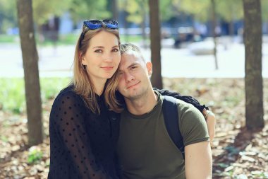 Bahar yürüyüşü yapan çift, erkek ve kız, şehir seyahati sezonluk görünüş