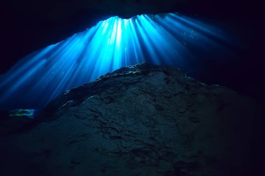 Meksika sualtı manzarası, suyun altında dalış ışınları, mağara dalışı