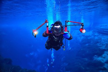 Kameralı sualtı fotoğrafçısı, dalgıç hobisi özel su altı boksörü kamera ile.