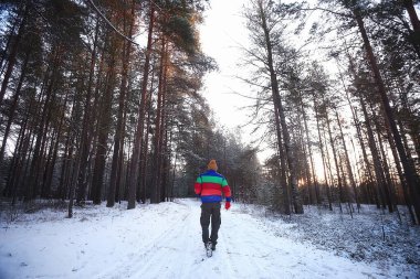 Turist kış manzarası kar, adam kış manzarası, seyahat macera özgürlüğü