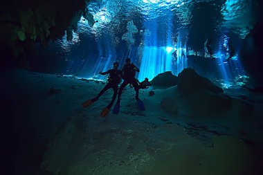 Yucatan Cenote 'nin sualtı mağarası, yer altındaki sarkıtların karanlık manzarası, dalgıç