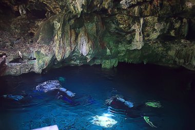 Su altı mağarası sarkıtları, mağara dalışı, Yucatan Meksika, deniz altı manzarası.