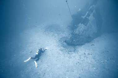 Gemi enkazı dalış arazisi suyun altında, eski gemi dipte, hazine avı