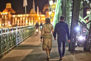 Sevgili çiftler Budapeşte yürüyüşü, bahar manzarası Hungary 'nin başkenti, erkek ve kadın turistler