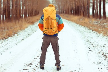 Turist, kışın arkadan manzara, doğa manzarası, kış mevsiminin dışından manzara.