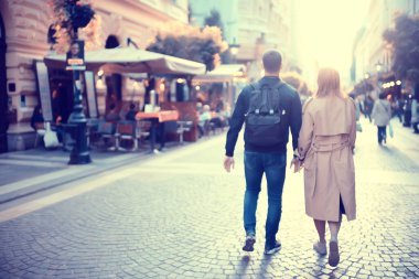 Sevgili çiftler Budapeşte yürüyüşü, bahar manzarası Hungary 'nin başkenti, erkek ve kadın turistler