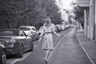 Avrupa 'ya bahar gezisi için eski bir kasabadaki ceketli kız.