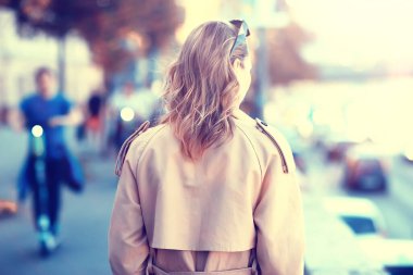 Avrupa 'ya bahar gezisi için eski bir kasabadaki ceketli kız.