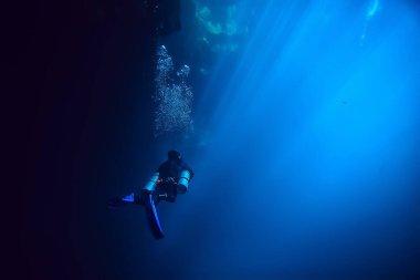 Cenote Angelita, Meksika, mağara dalışı, sualtı macerası, deniz altı sisi altındaki manzara.